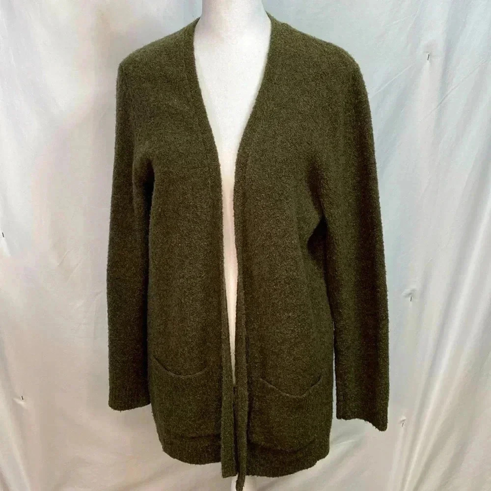 Woman’s Green Open Front Italian Yarn Cardigan with Pockets in Size Medium.